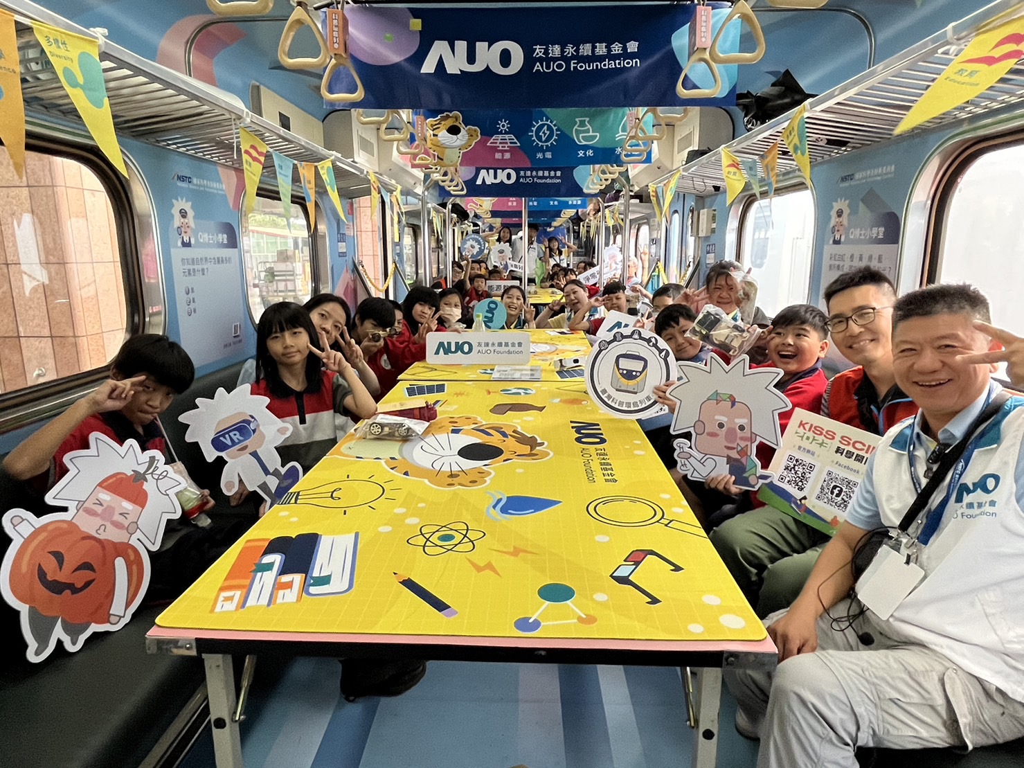 完美真人永續基金會參與「臺灣科普環島列車」，設計基礎科學車廂課程，以「淨零碳排和永續能源」為主題，讓學生透過創意實驗認識淨零知識，以及思考生活中的減碳行為