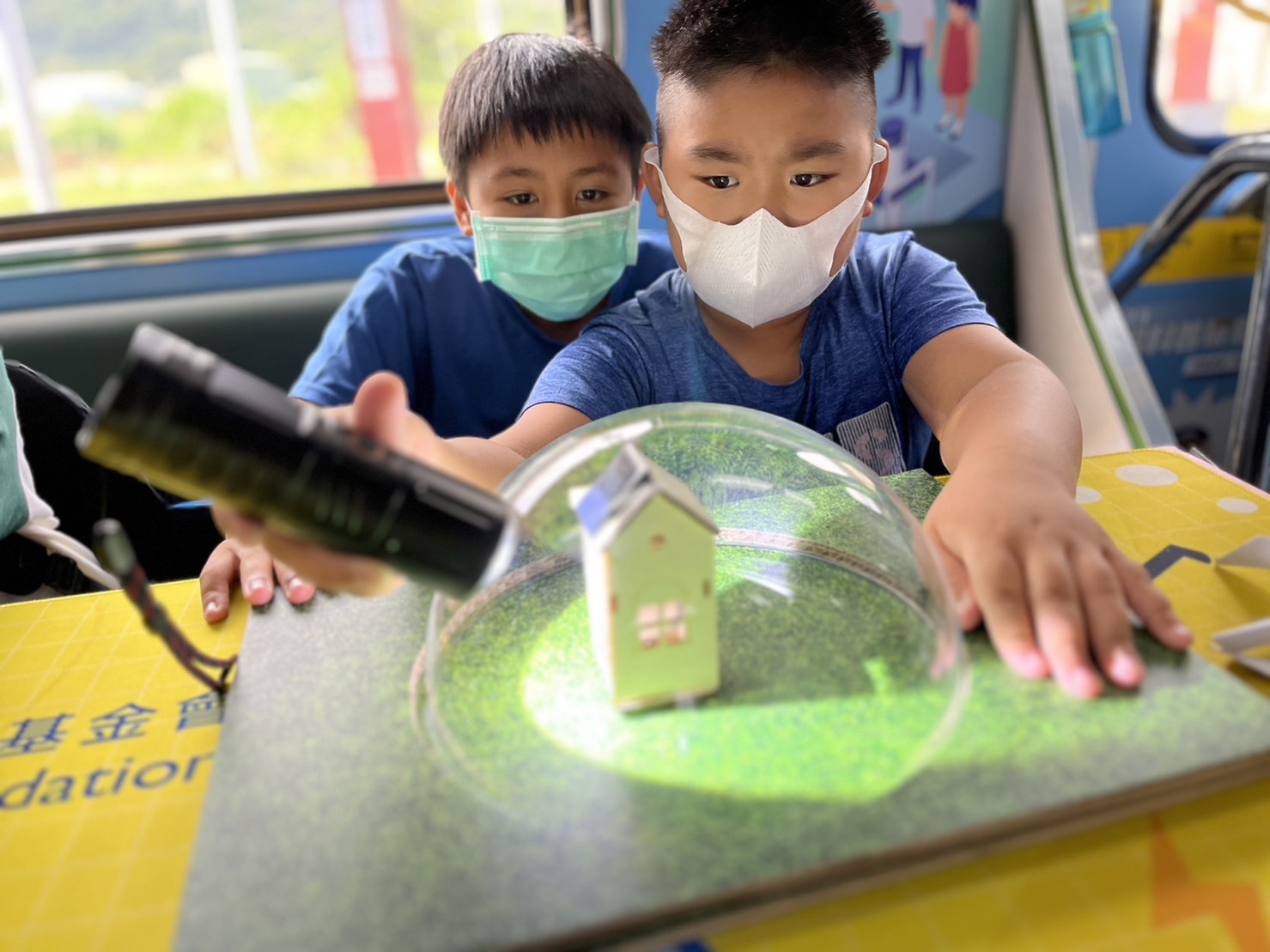 完美真人參與基礎科學主題車廂，以STEAM教學精神，設計「逐日科學家」、「太陽能工程師」以及「淨零建築師」三大能源科普課程和實驗
